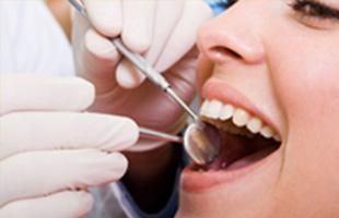 Bestard-Binimelis Sóller Dental profesional revisando boca